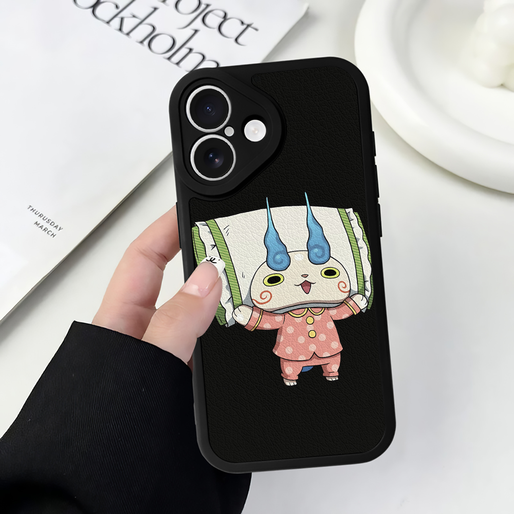 （画像用） 妖怪ウォッチ Yo-kai Watch 【iPhone 16シリーズ対応】シリコンスマホケース（レザー調） 材質：シリコン
